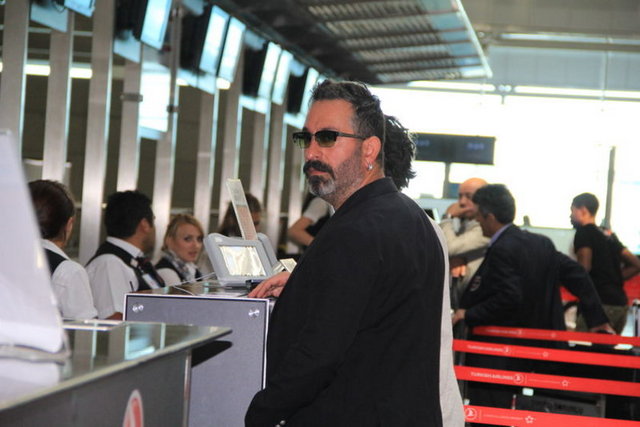 Cem Yılmaz'ın Levent'te bir villa, 1 milyon dolar değerinde bir tekne, Çeşme'de villa, bir benzin istasyonu, Bentley otomobil, 2005 model ve 300 bin euro değerinde, 3 Maxi Scooter motosiklet, 1 Mini Cooper, 1 antika Anadol, 1 cip, 3 Porsche (Toplam değeri 1 milyon YTL) ve Mini Cooper'ın son modeli Sidewalk'u var.