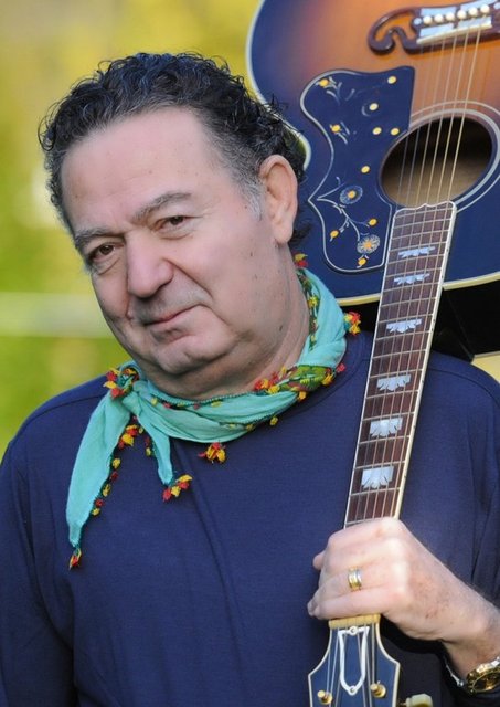 Kayahan, Acar sitesinde villa, Gömeç'te villa, Etiler'de daire, bir cip, bir otomobil ve bankada hatırı sayılır nakite sahip.