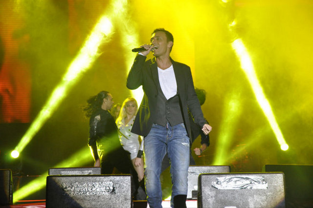 Mustafa Sandal, Bodrum'da bir otel açarak ticarete soyunmuştu. Bodrum'da ortağı Cüneyt Kurt ile 'Mandal' adında otel işleten Sandal, verdiği bir röportajda, "Otele bir müşteri gibi geliyorum. İmza atıyorum, çekiliyorum köşeme" açıklamasında bulunmuştu. Ancak ünlü popçunun hayalleri kısa sürdü. Sözleşme ikinci yılda fesh edildi.