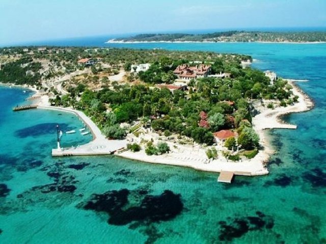 Ayvalık'tan Dikili'ye geçen ünlü oyuncu burada hem tatil yaptı, hem de Kalem Adası'na komşu dev bir arazi aldı.