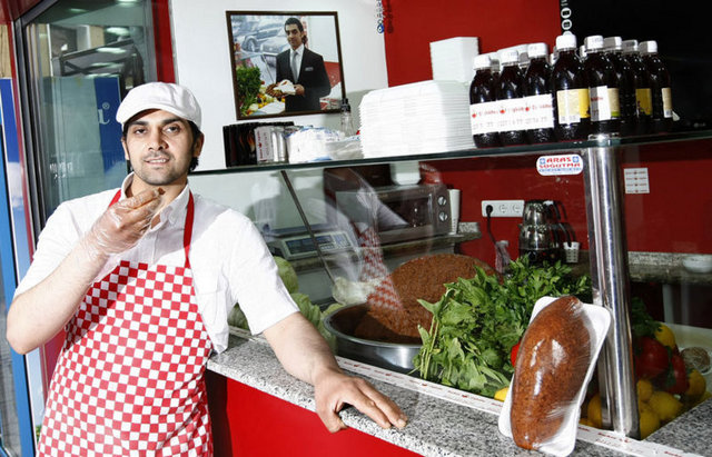 2003 yılında düzenlenen Popstar yarışmasıyla ünlenen Bayhan Gürhan iki albümden sonra ilk işi olan çiğköfteciliği de unutmadı. Şarkıcının şirin dükkanı, Ortaköy'de B.Ç adı altında çiğköfte severlere hizmet veriyor.