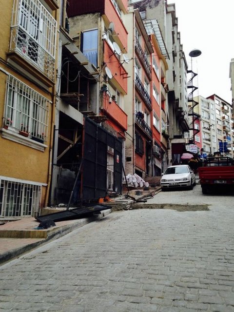 Cihangir'deki dördüncü apartmanının temelini atan İmirzalıoğlu'nun semteki gayrimenkullerinin değeri 30 milyon lirayı buldu.