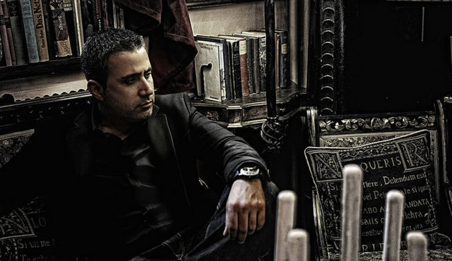 Bir dönem spor kompleksi satın alan ardından burayı elden çıkaran Emrah'ın 100'e yakın gayrimenkulü olduğu tahmin ediliyor. Emrah geçtiğimiz günlerde twitter'ın hisselerinden satın almıştı.