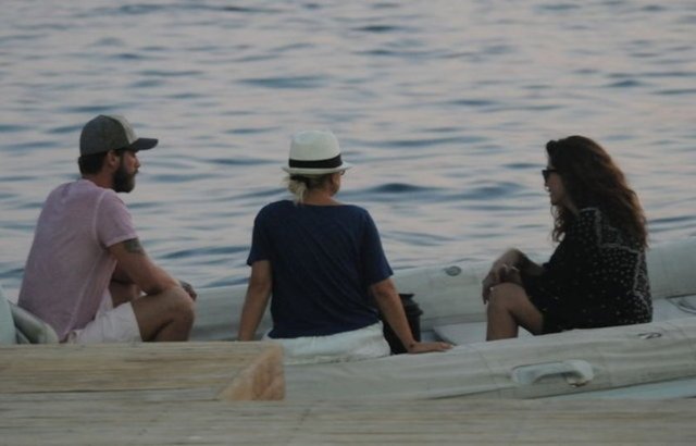 Tatlıtuğ, geçen hafta sevgilisi Başak Dizer'le Ayvalık'taydı.