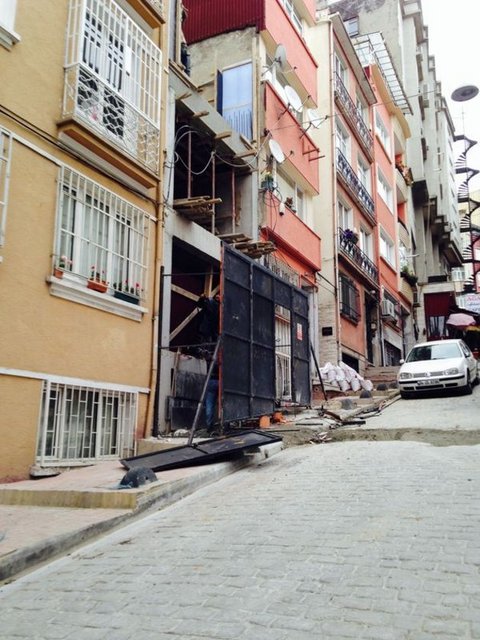 Sinan Çetin'in emlak yatırımları nedeniyle bir dönüm 'Sinangir' diye anılan Cihangir semti Kenan İmirzalıoğlu'yla 'Kenangir'e dönüştü.