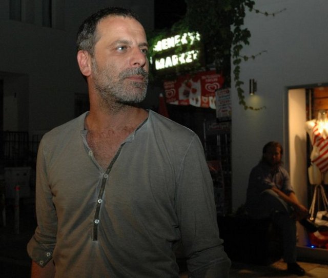 Oynadığı dizilerle milyonların sevgilisi haline gelen Ozan Güven, konservatuar yıllarında açtığı ayakkabı dükkanıyla erken yaşta ticarete atılan ünlüler arasında. Başarılı oyuncu ayakkabı satmanın kendisini özgür kıldığını belirtirken "Hiçbir şey yapmazsam, ayakkabı satarım" diyor.