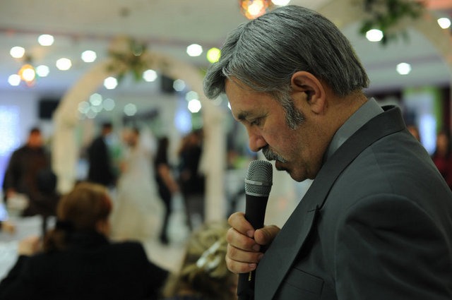 Yetmişli yılların popüler şarkılarını söyleyen Yavuz artık kariyerinde bir çöküş eşiğine düşmüş ve bir alışveriş merkezinin zemin katında, küçük bir ses sistemi eşliğinde, düzensiz aralıklarla müşterilere şarkılar söylemektedir.