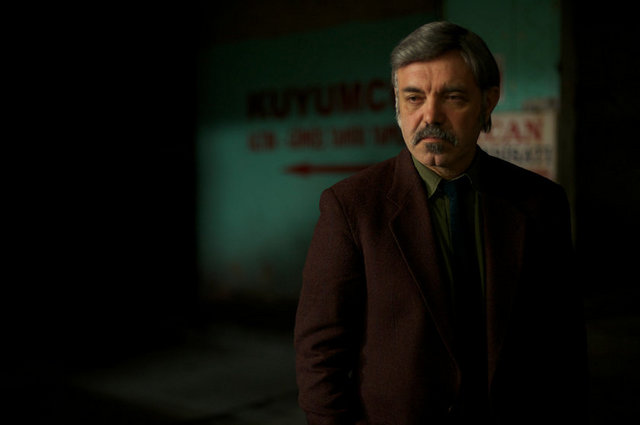 Yavuz, Yozgat'ta açılan bir gazinoda şarkı söylemesi için teklif alır. Neşe, Yavuz'a kendisinin de çalışmak istediğini söyleyip, birlikte gidebilmek için teklifte bulunur.