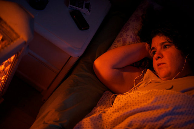 Neşe, Yavuz'un belediye kursundan öğrencisidir. Marketlerde sucuk standında müşterilere sucuk tanıtımı yapmaktadır.