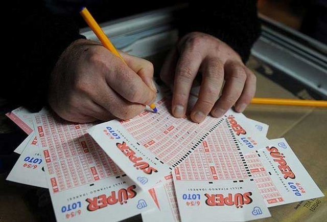 Süper Loto'da 8 haftadır 6 bilen çıkmayınca devreden büyük ikramiye 20 milyon liraya yaklaştı.