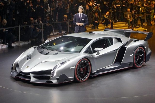 Dünyanın en pahalı otomobili olarak bilinen 3 milyon 900 bin dolarlık 2 Lamborghini Veneno, -
