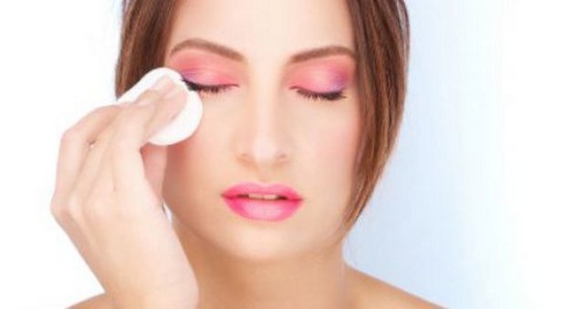 5-DEPRESYON -  - Yapılan son çalışmalar kozmetik ürünlerin depresyon ve mod değişikliklerine neden olduğunu gösteriyor. Çok ağır makyaj yapan, bol miktarda fondoten, ruj, allık, ve maskara kullanan kadınların diğerlerine göre daha depresif hissettiği ortaya çıktı.