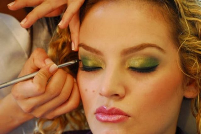 8-KAŞINTI VE BOZUKLUKLAR -  - Birçok yağ çeşidi vücutta bulunarak akne oluşumuna neden olur. Allıklar ve bronzlaştırıcılar sivilce oluşumuna neden olur. Saç boyalarınaki ağır metaller ve amonyak da saç derisine zarar verir ve saç kaybına yol açar.