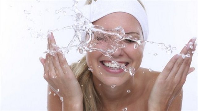 6-GÖZ ENFEKSİYONU -  - Makyaj ürünlerinin etkilerinden biri de gözde kızarıklık, sulanma ve hassasiyettir. Çok fazla far kullanmak kirpik diplerinde kızarıklık ve kaşıntı yapar.