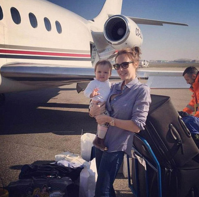 Aynı gün özel jetle İngiltere'deki evlerine döndüler. -