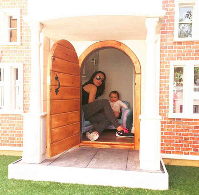 Malikane içinde küçük kız için bir oyuncak ev de bulunuyor. -