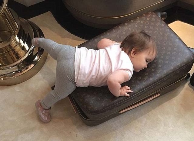 Sophia, annesinin binlerce dolar değerinde marka çantalarıyla oyun oynuyor. -