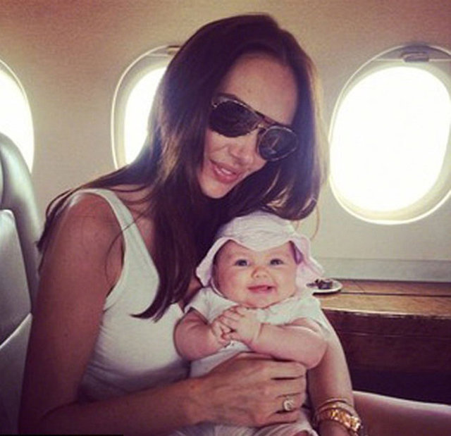 Annesi Tamara Ecclestone ile birlikte Manoka'ya uçtu. Elbette özel jetle. -