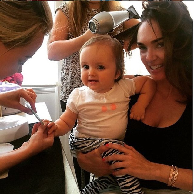 Birkaç haftalıkken dünyayı gezmeye başladı.. Kuaför koltuğunda oturup şimdiden tırnaklarını bile yaptırıyor. -