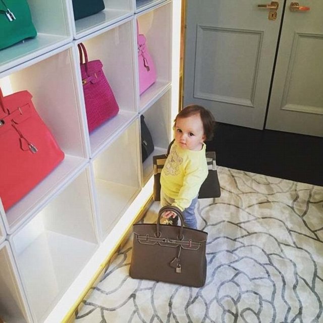 Birkaç gün önce de Sophia anne ve babasıyla birlikte Mİkonos tatili için özel jetle seyahat etti. -