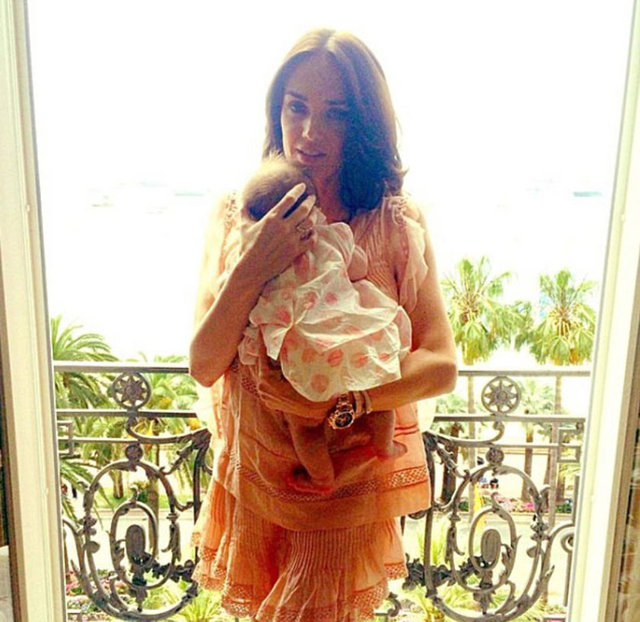 Henüz bir aylık bile değilken Fas tatiline çıktı. Bu fotoğraf 2 aylıkken ailece çıktıkları Cannes tatilinden. -