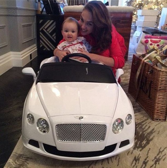 Sophia'nın Noel hediyesi fiyatı neredeyse gerçeğiyle yarışan bir Bentley otomobil oldu. -