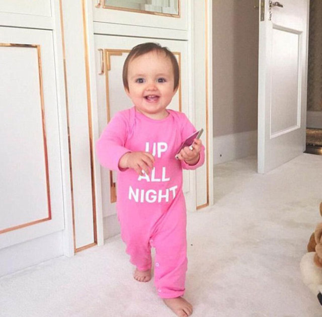 Epeyce pahalı bir cep telefonu ile oynayabiliyor Sophia. -