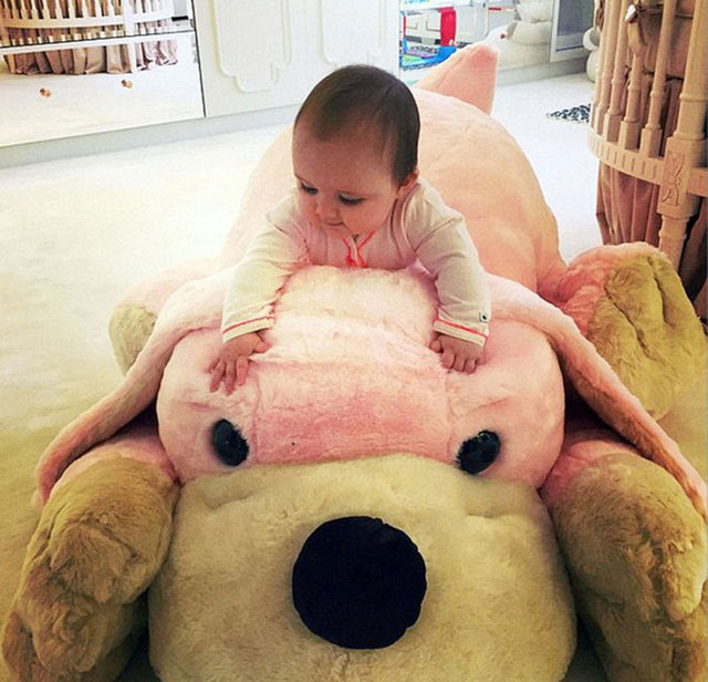 Minik kızın malikanedeki geniş odasında birçok çocuğa yetecek kadar oyuncak var. -