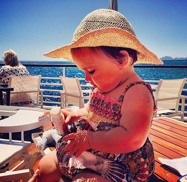 Cannes'da ünlü bir tasarımcının imzasını taşıyan yazlık kıyafetiyle. -