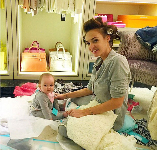 Sophia, anne ve babasıyla birlikte Kensington'daki 70 milyon dolar değerinde bir malikanede yaşıyor. -