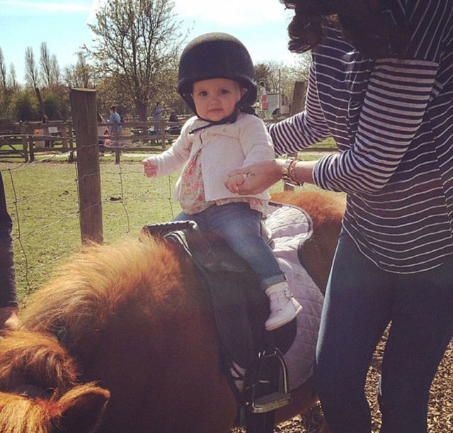 Sophia, binicilik derslerine çok erken başladı. -