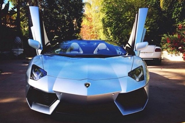 Dudak uçuklatan hayat biçimleri, babaları sayesinde sahip oldukları yatları, arabaları, hatta uçakları