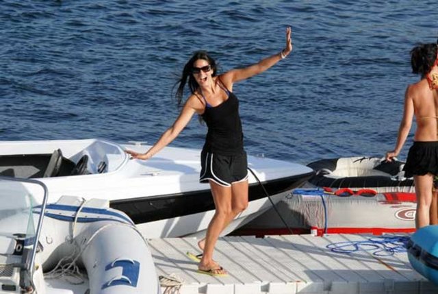 "Babasıysa o hastanenin ofis bölümünde görevliydi. Annesi Ei, Ei, Ei (ay, ay, ay) (Almanca: yumurta) diye bağırarak babasının dikkatini çekti. Babası annesine yumurta getirir ve böylece bir aşk doğar ve evlenirler."