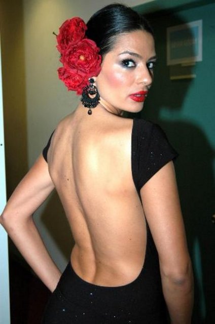 "Babası Ateisttir. Bir yaz gecesi teyzesi Sübhaneke duası okumayı öğretti. Sonra Kuran kursu'na da gönderdi ve kendiliğinden Müslüman oldu."