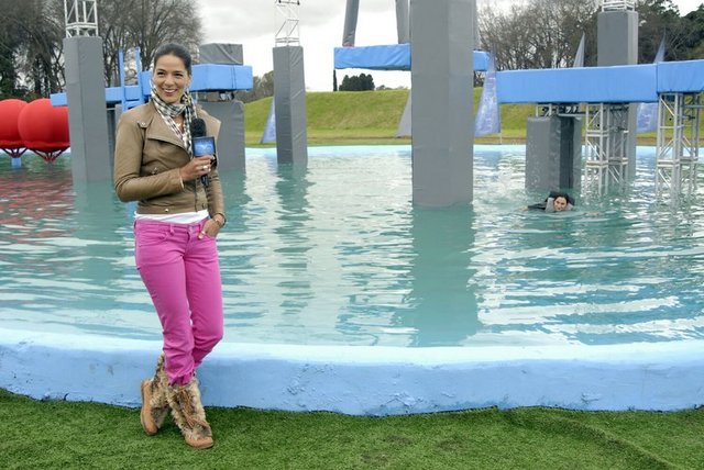 "Ankara'daki konsolosluğun okulunda bir yıl okuduktan sonra tekrar Almanya'ya dönerler ve 1993 yılına kadar babasıyla ablası aynı evi paylaşır."