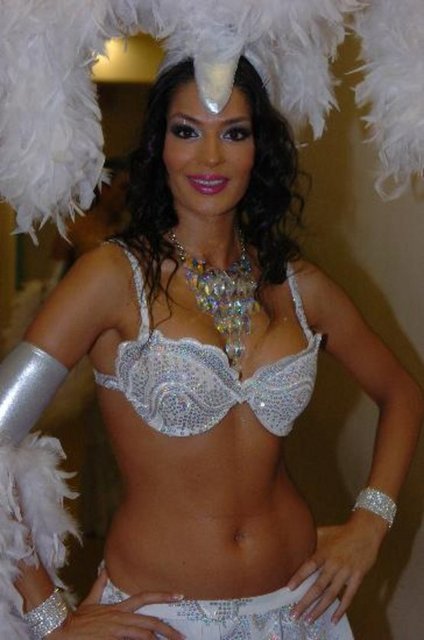 "Liseyi bitince annesi Alanya'ya yerleşti. Krause teyzesiyle Ankara'da yaşamaya karar verdikten sonra Alman havayolu şirketi Aero Lloyd'a girdi. Orada bilet kesmeyle işe başladı, sonra üç kişilik ofiste raporları yazdı. Süpervizörlük yaptı."