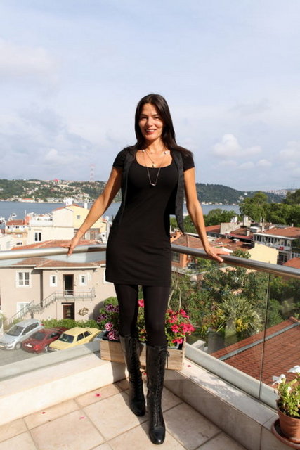 "Babası Ateisttir. Bir yaz gecesi teyzesi Sübhaneke duası okumayı öğretti. Sonra Kuran kursuna da gönderdi ve kendiliğinden Müslüman oldu."