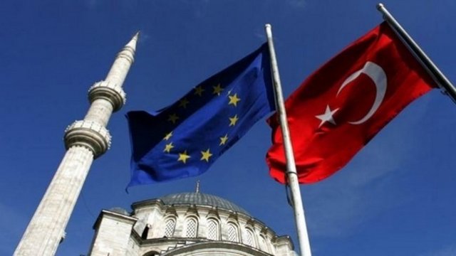 Türkiye'de yaşayan mültecilere kimlik kartları verilecek.