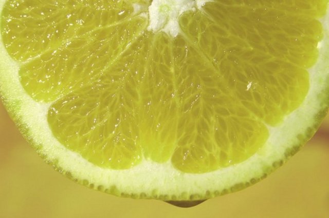 Limon aynı zamanda C vitamini, B kompleks vitaminleri, kalsiyum, demir, magnezyum, potasyum ve lifle dolu bir gıda.