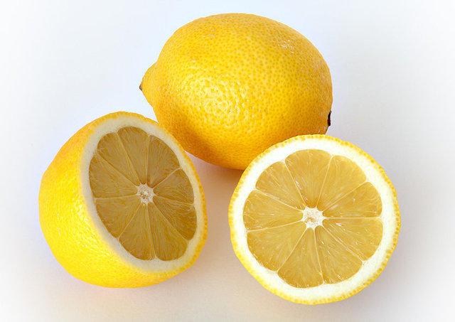 Bir kısmını ziyan etmeyip yemeklerinize yeni bir lezzet katması dışında rendelenmiş limonunuz, limonun sadece suyunda bulunandan 5 veya 10 kat daha fazla vitamin içerir. Ve evet, şimdiye kadar bunu kaybediyordunuz.