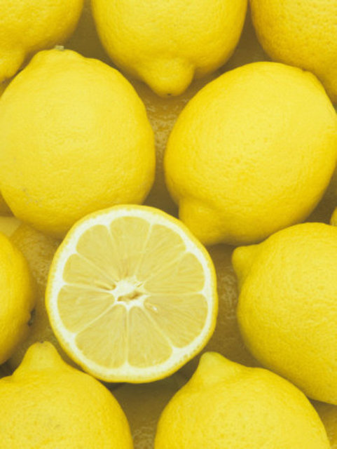 Ama bundan sonra, tüm limonu dondurmak gibi basit bir işlem sonrasında, onu rendeleyip yemeklerinizin üzerine serperek tüm besleyici özelliklerini kullanıyor olacak, yani daha sağlıklı besleniyor olacaksınız.