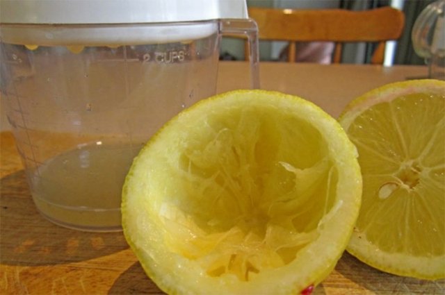 Yemeklerde, çorbalarınızda, balığın üzerinde yemeye doyamadığınız limonun birçok faydası olduğunu biliyor muydunuz?