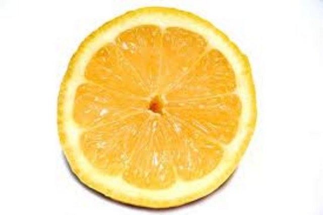 Nefesinizi tazeler: Diş ağrısını ve dişeti iltihabını hafifletmeye yardım eder. Fakat sitrik asit diş minesini aşındırabilir, bu nedenle limonu suyu içtikten sonra dişlerinizi fırçalayın.