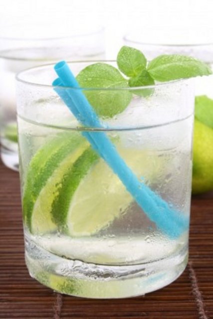 Başka bir deyişle, yaşamı boyunca yeterli ve düzenli miktarlarda su ve maden suyu tüketmeyen insanlarda böbrek taşı oluşumu hızla meydana gelir.