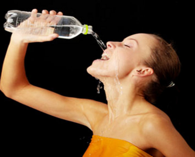 Uzmanlar günde en az 2 litre civarında su ve maden suyu gibi "yararlı sıvı" tüketilmesini öneriyor.