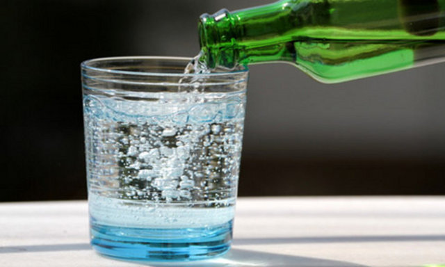 Karbondioksit gazı dilimiz ile temas ettiğinde geçici olarak tat algılayıcılarını uyuşturduğu için içimi kolaylaştırmaktadır.