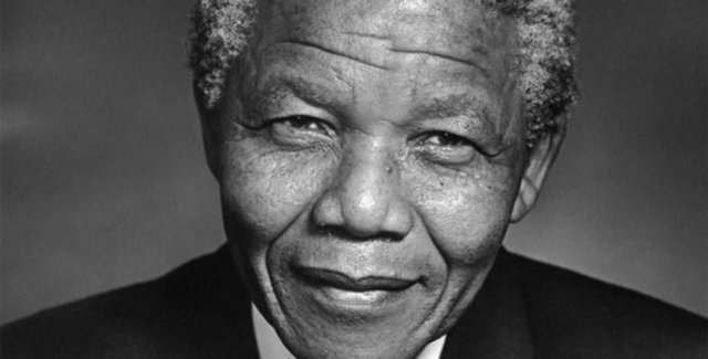 Tüm hayatını, siyahlara yönelik ırk ayrımcılığıyla mücadeleye adayan Güney Afrika'nın efsanevi lideri Nelson Mandela, 95 yaşında 5 Aralık 2013 tarihinde saat 22.50'de, kendi evinde gözlerini yumdu.