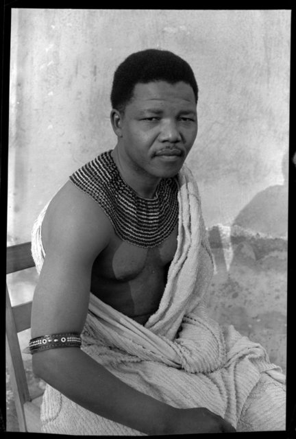 Kabile şefinin oğlu olarak doğan Mandela, Fort Hare Üniversitesi ve Witwatersrand Üniversitesi'nde hukuk eğitimi gördü.Johannesburg'da yaşarken sömürgecilik karşıtı hareketi benimsedi.