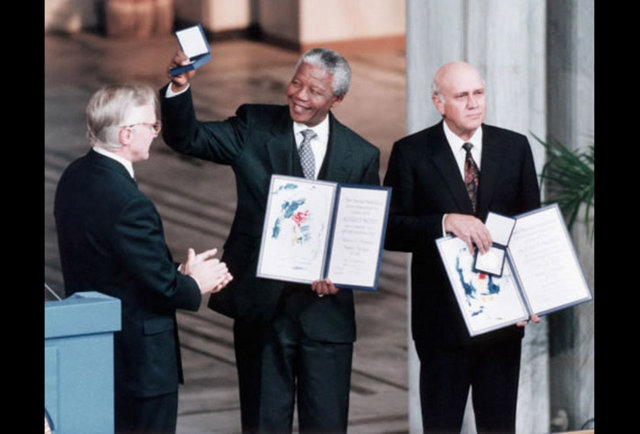 1993'deki Nobel Barış Ödülü, Amerika Birleşik Devletleri Başkanlığı Özgürlük Madalyası ve Sovyet Lenin Nişanı ile beraber 250'nin üzerinde ödül kazandı. -