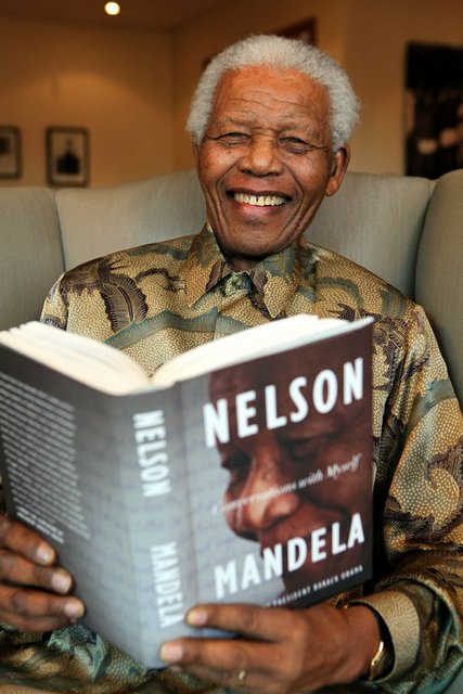 Salıverilmesi için 1990'da yani 27 yıl sonra onay verilecek uluslararası bir kampanya düzenlendi. Hapishaneden çıktıktan sonra ANC başkanı olan Mandela otobiyografisini yazdı -